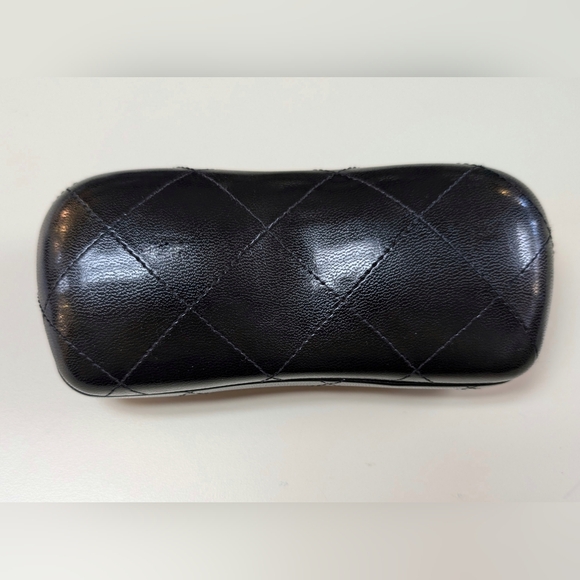 🆕⚡⚡CHANEL quilted eyewear case. Never been used, leather texture - Picture 3 of 6